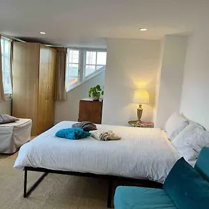 https://townhouse-tower-bridge-2-baths-free-parking.cambridgehotelsuk.com